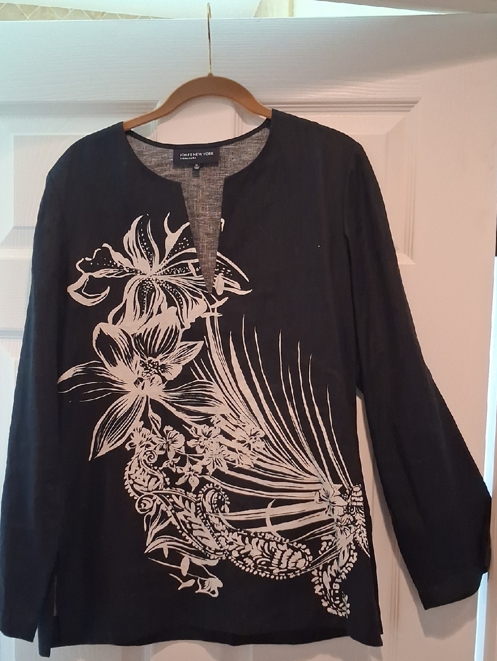 Jones New York Signature Top.  Navy With White Design.  Size Medium.